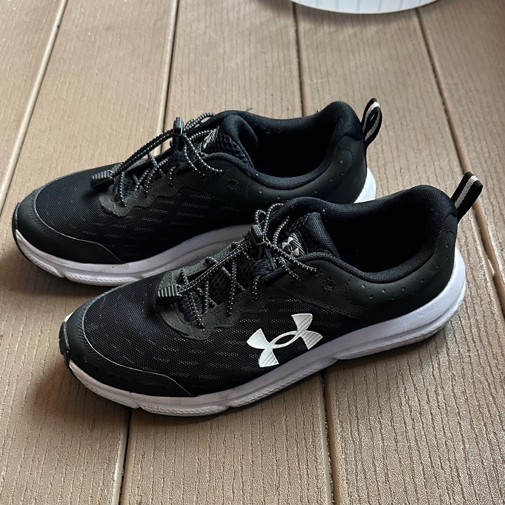 (Men size 9.5) Under Armour Charged Assert 10